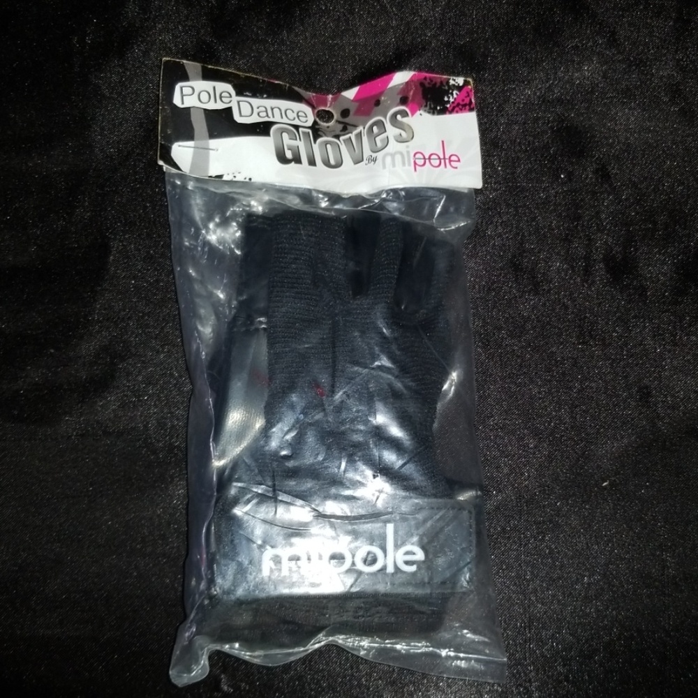 Grip gloves for exercise and pole dance